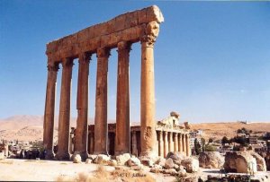 Die sechs Säulen des Jupiter-Tempels.jpg
