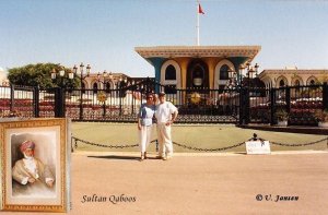 Vor dem Sultanspalast in Muskat.jpg